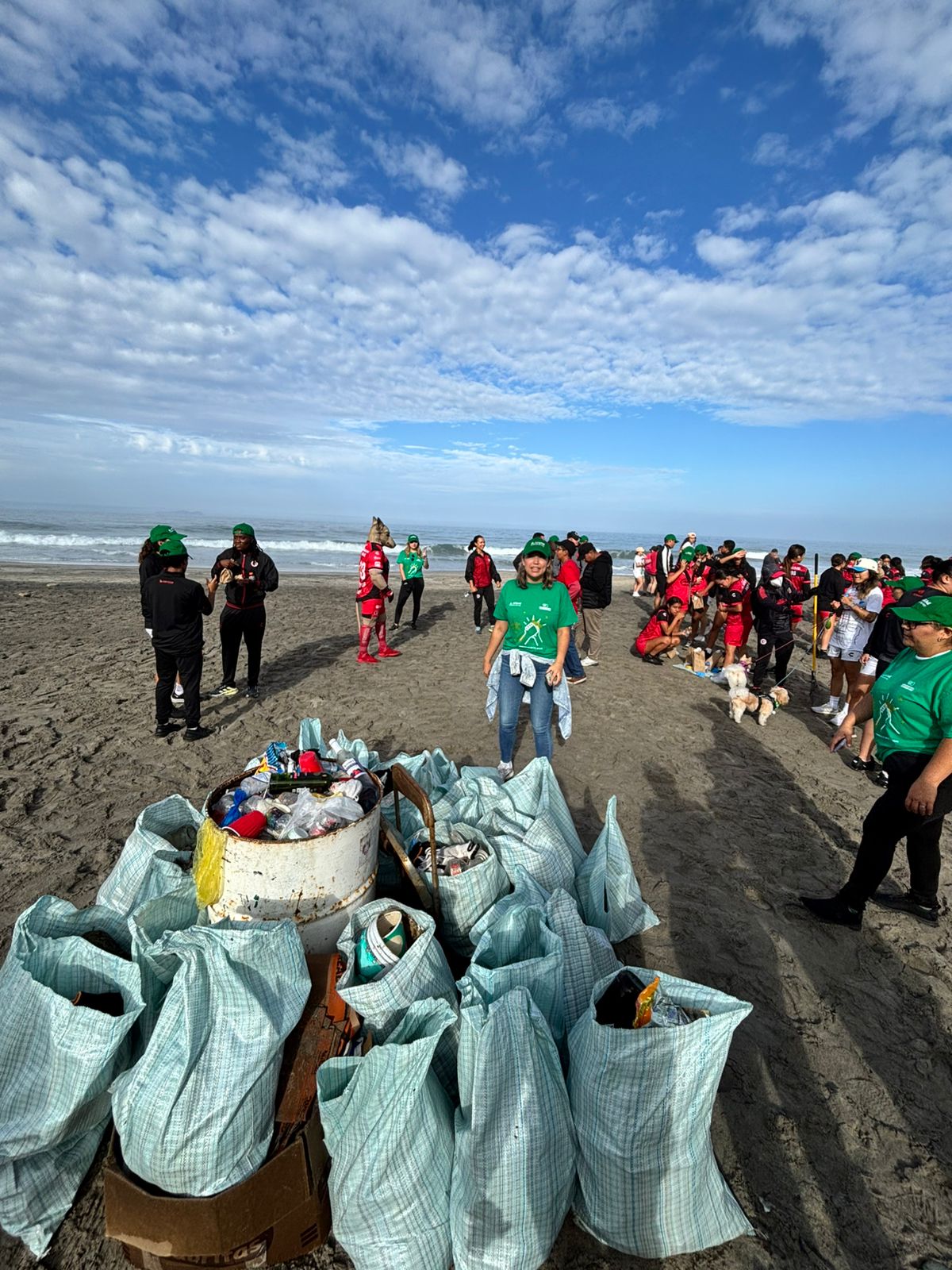 SUMAN BANCA AFIRME Y XOLOS FEMENIL MÁS DE 100 VOLUNTARIOS PARA LIMPIEZA DE PLAYA EN TIJUANA